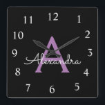 Lila Name der Girl-Monogram-Datei Quadratische Wanduhr<br><div class="desc">Lila und schwarze Script Monogram Name Clock. Das macht den perfekten 16 Geburtstag,  Hochzeit,  Brautparty,  Jubiläum,  Babydusche oder Junggeselinnen-Abschied Geschenk für jemanden,  der Lieben glamourösen Luxus und schicke Stile.</div>