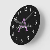 Lila Name der Girl-Monogram-Datei Runde Wanduhr (Winkel)