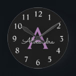 Lila Name der Girl-Monogram-Datei Runde Wanduhr<br><div class="desc">Lila und schwarze einfache Skriptmonogrammnamensuhr. Das macht den perfekten 16 Geburtstag,  Hochzeit,  Brautparty,  Jubiläum,  Babydusche oder Junggeselinnen-Abschied Geschenk für jemanden,  der Lieben glamourösen Luxus und schicke Stile.</div>