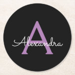 Lila Name der Girl-Monogram-Datei Runder Pappuntersetzer<br><div class="desc">Schwarze und Lila einfache Script Monogram Name Paper Untersetzer. Dies macht den perfekten Abschluss,  Geburtstag,  Hochzeit,  Brautparty,  Jubiläum,  Babydusche oder Junggeselinnen-Abschied Geschenk für jemanden,  die Lieben glamourösen Luxus und schicke Stile.</div>