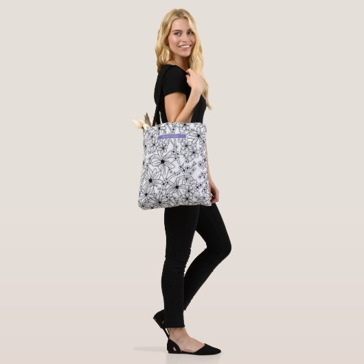 Lila Name des handgezeichneten schwarzen Musters Tasche (Am Model)