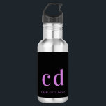 Lila Name des Schwarzen Monogrammes modern Edelstahlflasche<br><div class="desc">Ein klassischer schwarzer Hintergrund. Rosa lila Text. Personalisieren Sie Ihre Monogramm-Initialen und Ihren Namen und fügen Sie sie hinzu.</div>