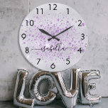 Lila Namensskript für Silver Glitzer Große Wanduhr<br><div class="desc">Ein Imitat silber metallisch aussehender Hintergrund,  mit lila Imitaten Glitzer Staub. Personalisieren und fügen Sie Ihren Namen mit einem angesagten,  handgeschriebenen Stil-Skript mit Swashes hinzu. Um die Swashes behalten,  löschen Sie nur den Beispielnamen,  verlass die Leerzeichen oder Emoji's vor und nach dem Namen.</div>