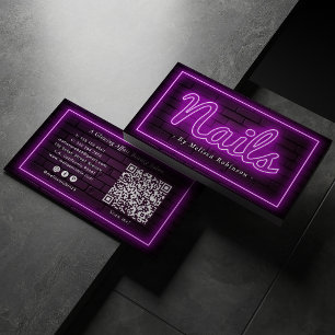 Lila Neon- & Backsteinwand-Nagelkünstlerin mit QR- Visitenkarte