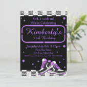 Lila Neon Sneaker Geburtstag, Glitzer Einladung (Stehend Vorderseite)