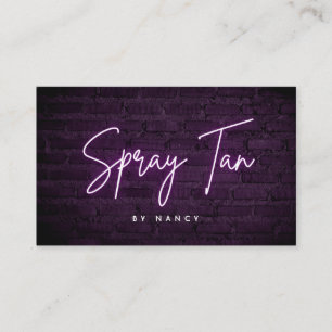 Lila Neon Spray Tan an der Ziegelwand Visitenkarte