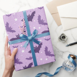 Lila Niedliche Gothic-Fledermäuse Geschenkpapier
