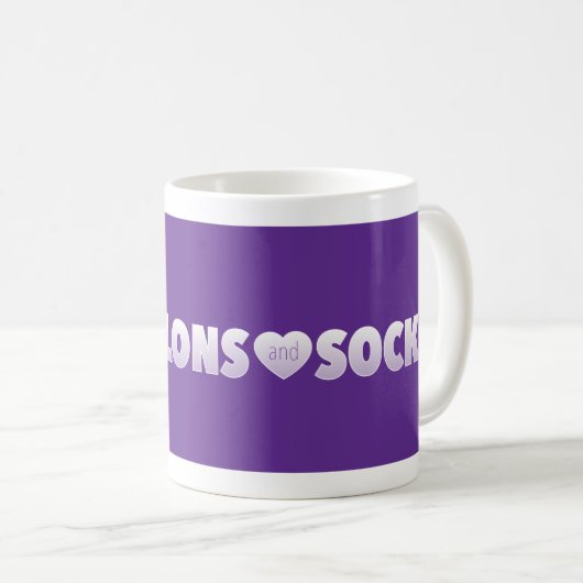 Lila Nylonsandsocks Logo Kaffeetasse (VorderseiteRechts)
