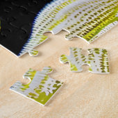 Lila Obst aus schwarzen Bäumen mit gelbem Hintergr Puzzle (Seite)