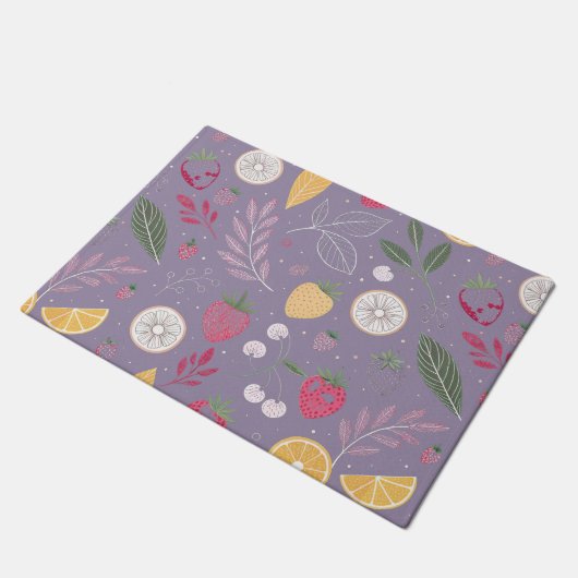 "Lila Obst- und Blumenmuster, Türmatte" Fußmatte (Schrägansicht)