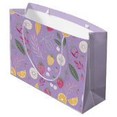 "Lila Obst- und Leaf-Muster-Geschenktüte" Große Geschenktüte (Rückseite Schrägansicht)