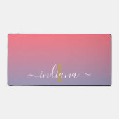 Lila Ombre Monogram Name Script Schreibtischunterlage (Vorderseite)