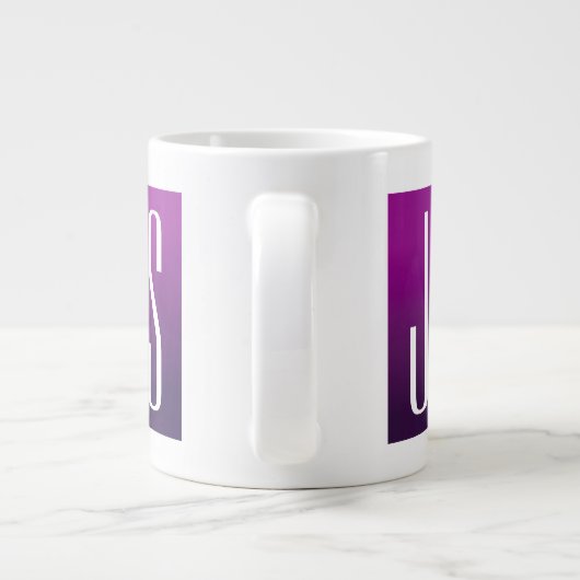 Lila Ombre- und White-Initialen oder andere Texte Jumbo-Tasse (Rückseite)
