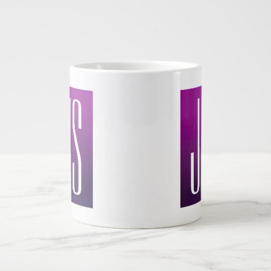 Lila Ombre- und White-Initialen oder andere Texte Jumbo-Tasse (Vorderseite)