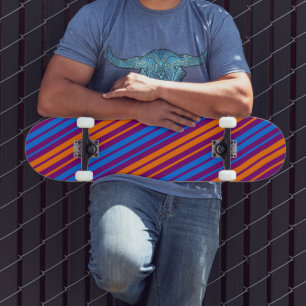 Lila Orange Blau Vertikale Streifen Design   Skateboard