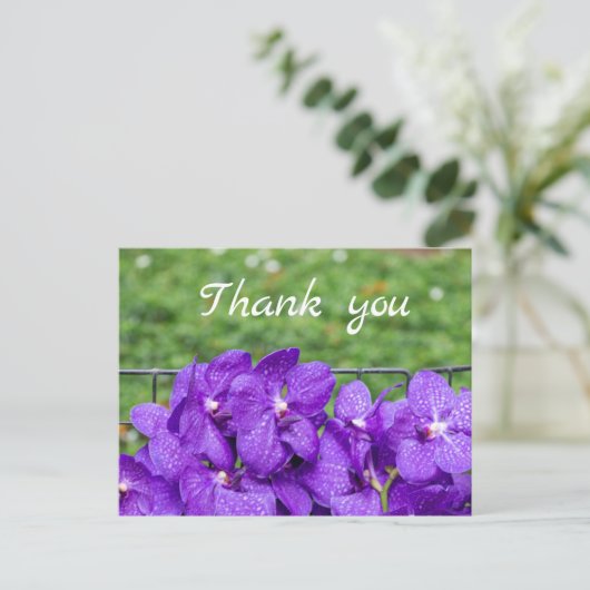 Lila Orchidee auf grünem Gras Vielen Dank Postkarte (Stehend Vorderseite)