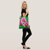 Lila Orchidee auf grüner Tragetasche Tasche (Am Model)