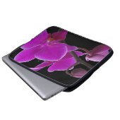 Lila Orchideen auf schwarzem Laptop Laptopschutzhülle (Vorne Knopf)