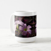 Lila Oxalis-Blüten Kaffeetasse (Vorderseite Links)