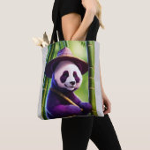 Lila Panda im Bambus – Süße Waldmütze Tasche (Von Nahem)