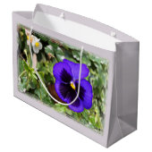 Lila Panik Große Geschenktüte (Rückseite Schrägansicht)