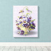 lila Pansienkorb auf Augenlidspitze Leinwanddruck (Insitu (Holzboden))