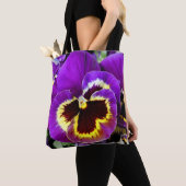 Lila Pansy-Blume Tasche (Von Nahem)