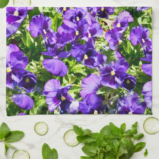 Lila Pansy Field, Geschirrtuch (Gefaltet)
