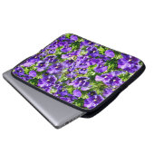 Lila Pansy Field, Laptopschutzhülle (Vorne Knopf)