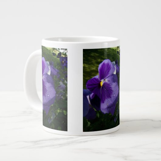 Lila Pansy Jumbo-Tasse (Vorderseite Links)
