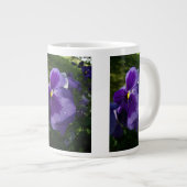 Lila Pansy Jumbo-Tasse (Vorderseite Rechts)