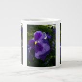 Lila Pansy Jumbo-Tasse (Vorderseite)
