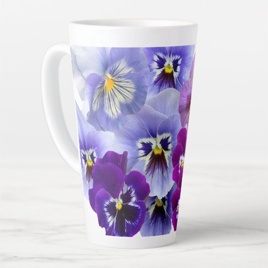 Lila Pansy-Kaffee Latte Tasse Blume Blumenstrauß (Linke Ecke)