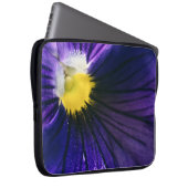 Lila Pansy-Makro-Foto elegant Laptopschutzhülle (Vorne Rechts)
