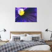Lila Pansy-Makro-Foto elegant Leinwanddruck (Insitu (Schlafzimmer))
