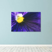 Lila Pansy-Makro-Foto elegant Leinwanddruck (Insitu (Holzboden))