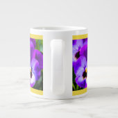 Lila Pansy Yellow Cup Jumbo-Tasse (Rückseite)