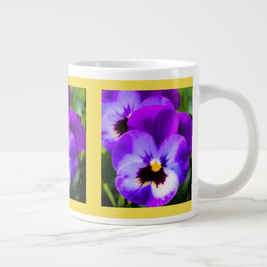 Lila Pansy Yellow Cup Jumbo-Tasse (Rechts)