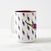 Lila Paprikaschoten Zweifarbige Tasse (Vorderseite Links)