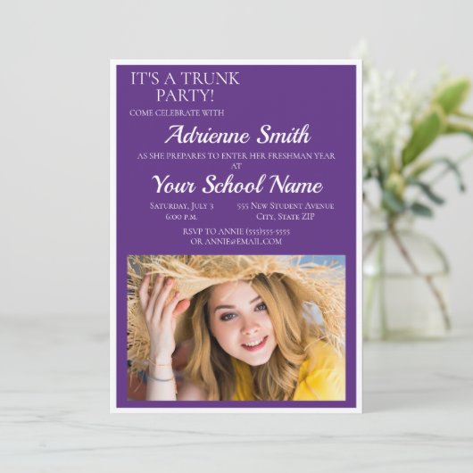 Lila Party-Foto für die Uni Einladung (Stehend Vorderseite)