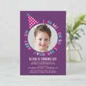 Lila Party Hat Kindergeburtstag Party Einladung (Stehend Vorderseite)