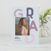 Lila Pastel Typografie Foto 2022 Abschluss Ankündigung (Stehend Vorderseite)