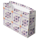 Lila Pastellfliese Große Geschenktüte (Rückseite Schrägansicht)