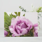 Lila Peonies Bouquet Einladung (Stehend Vorderseite)
