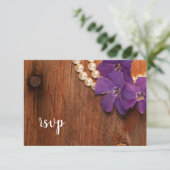 Lila Periwinkle, Perlen, Stallholz, Hochzeit RSVP Karte (Stehend Vorderseite)