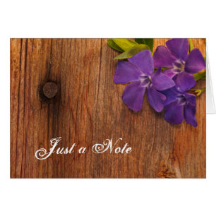 Lila Periwinkle und Stallholz nur ein Hinweis