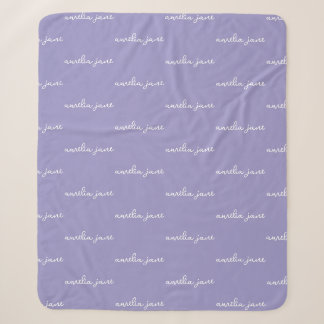 Lila personalisierte wiederholende Namens-Babydeck Sherpadecke