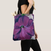 Lila Petunia-Blume von Georgia O'Keeffe Tasche (Von Nahem)