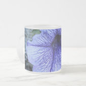 Lila Petunia-Tasse Mattglastasse (Vorderseite Links)