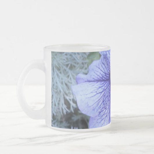 Lila Petunia-Tasse Mattglastasse (Links)